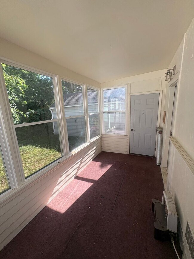 Building Photo - 2 Bedroom / 1 Bathroom Single family home in West Peoria