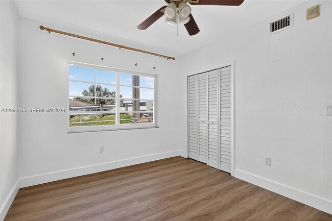 Building Photo - 7207 Bay Dr