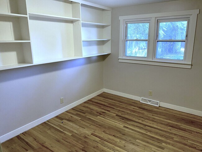 Building Photo - Charming 3-Bedroom Oasis with Expansive Yard and Driveway!