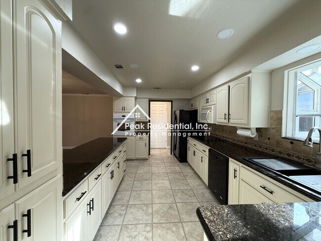 Building Photo - Spacious 3bd/2ba Carmichael Home With Sun Room
