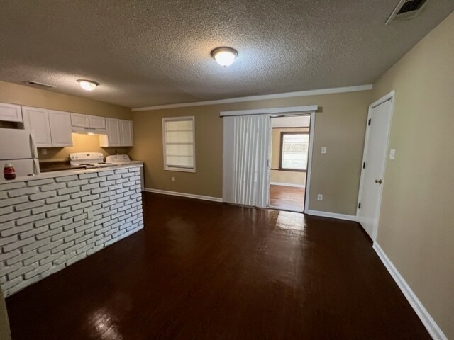 Building Photo - 5174 Valdaz Rd