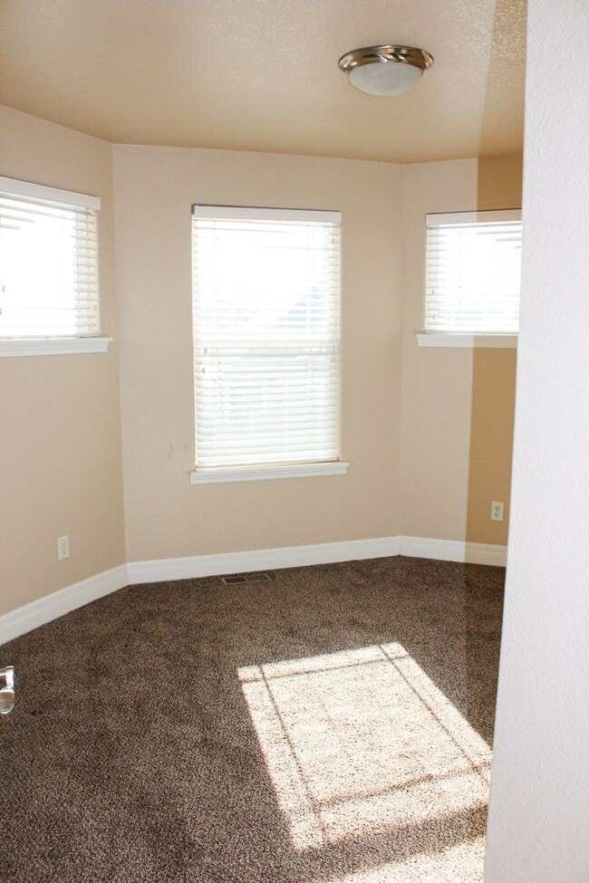 Building Photo - Meticulously maintained townhome on August...