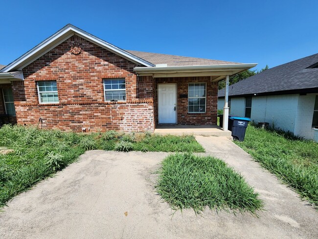 Primary Photo - Roomy 3 Bedroom Duplex In South Fort Worth