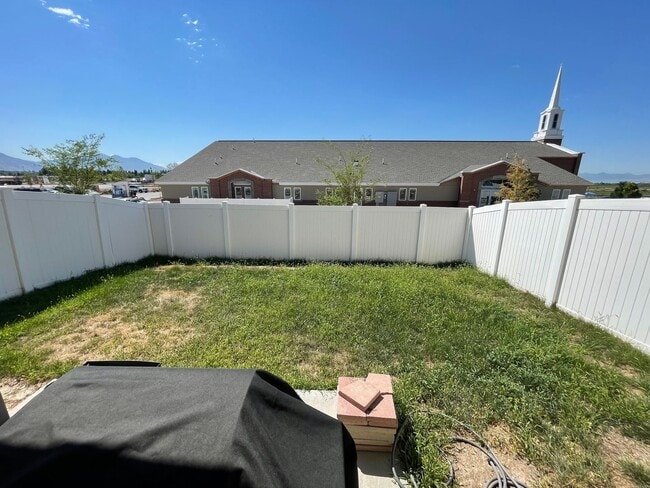 Building Photo - 2 Bedroom 2.5 Bath