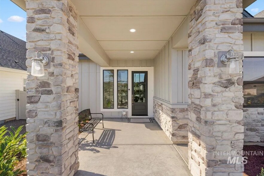 Building Photo - 9901 W Aviara St