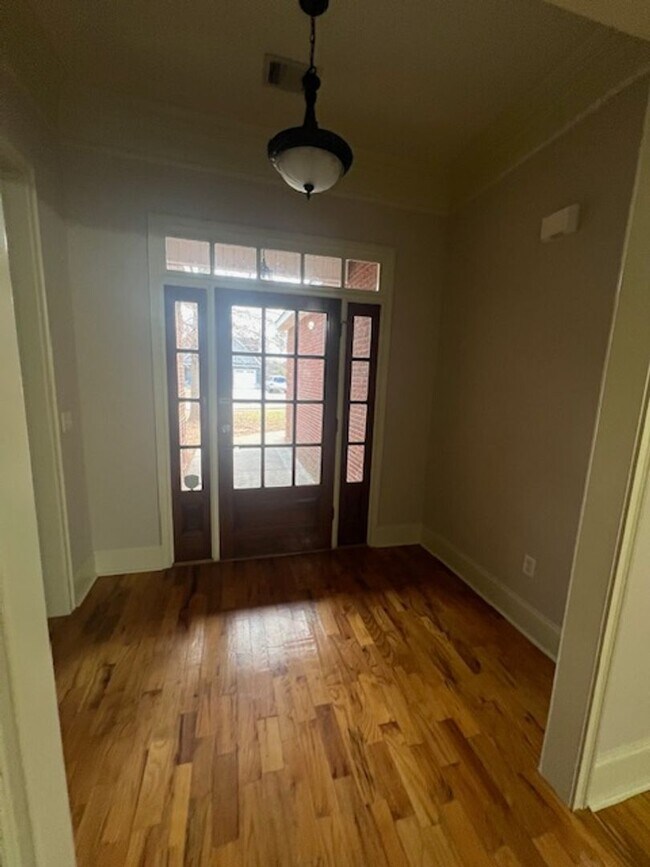 Building Photo - Southern Comfort & Style: Discover This Be...
