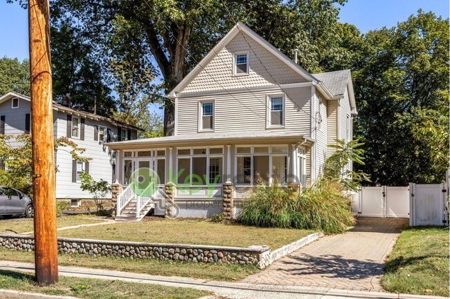Building Photo - Beautiful 4-Bedroom Home with Fenced Yard ...
