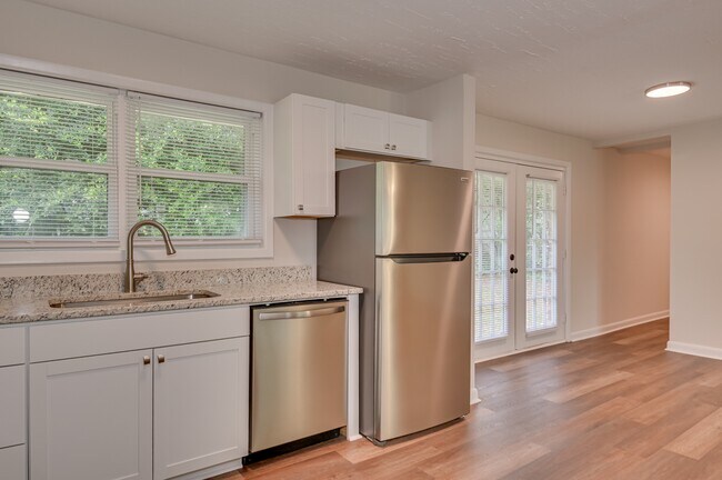 Building Photo - 1406 Ridgewood Dr