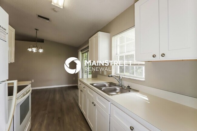 Building Photo - 4 Bedroom Pet-Friendly Home in Lakeland, FL with Main Street Renewal