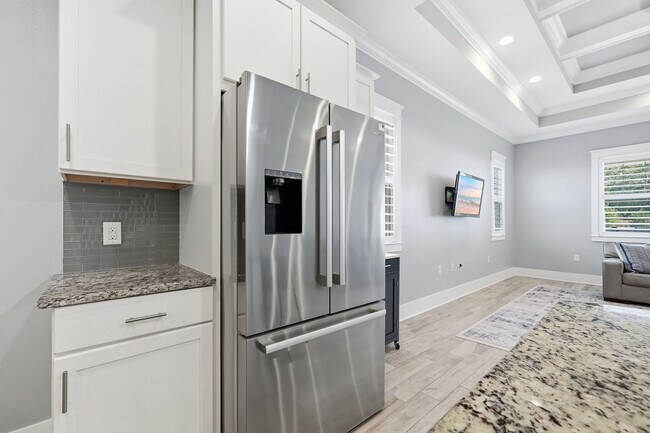 Building Photo - Stunning 4 Bedroom Home with Solar Energy & Private Pool!