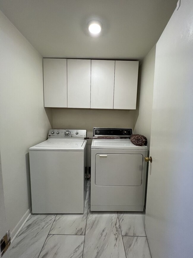Building Photo - Single-Family Home with 2 Bedrooms and 1.5...