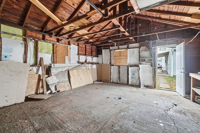 Building Photo - Three Bedroom Home in Hamilton!