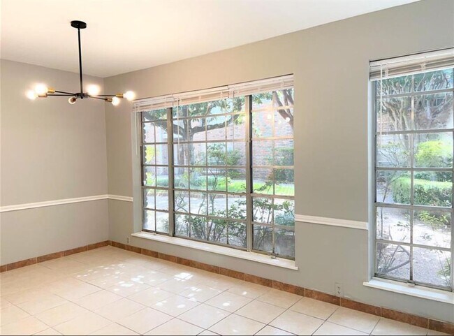 Building Photo - 2121 Fountain View Dr