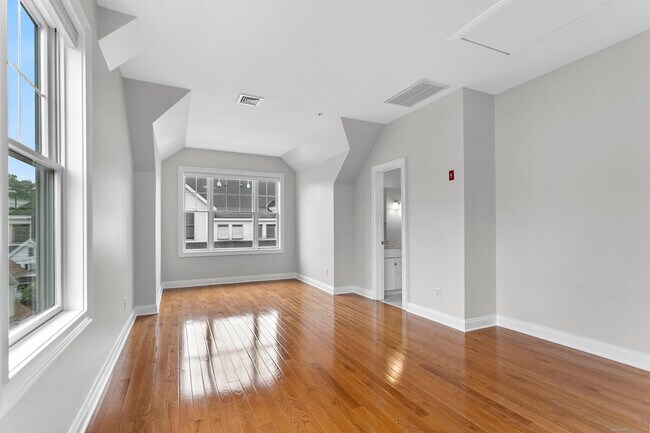 Building Photo - 14 1st St