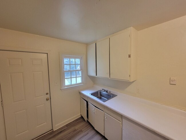 Building Photo - 2 Bedroom 1 Bathroom Duplex!