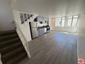 Building Photo - 14 Mast St