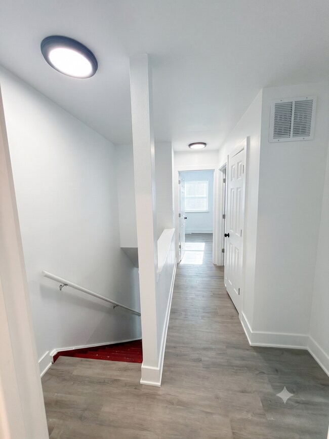 Building Photo - Freshly Renovated 3 Bedroom, 1.5 Bath Townhome in Joliet