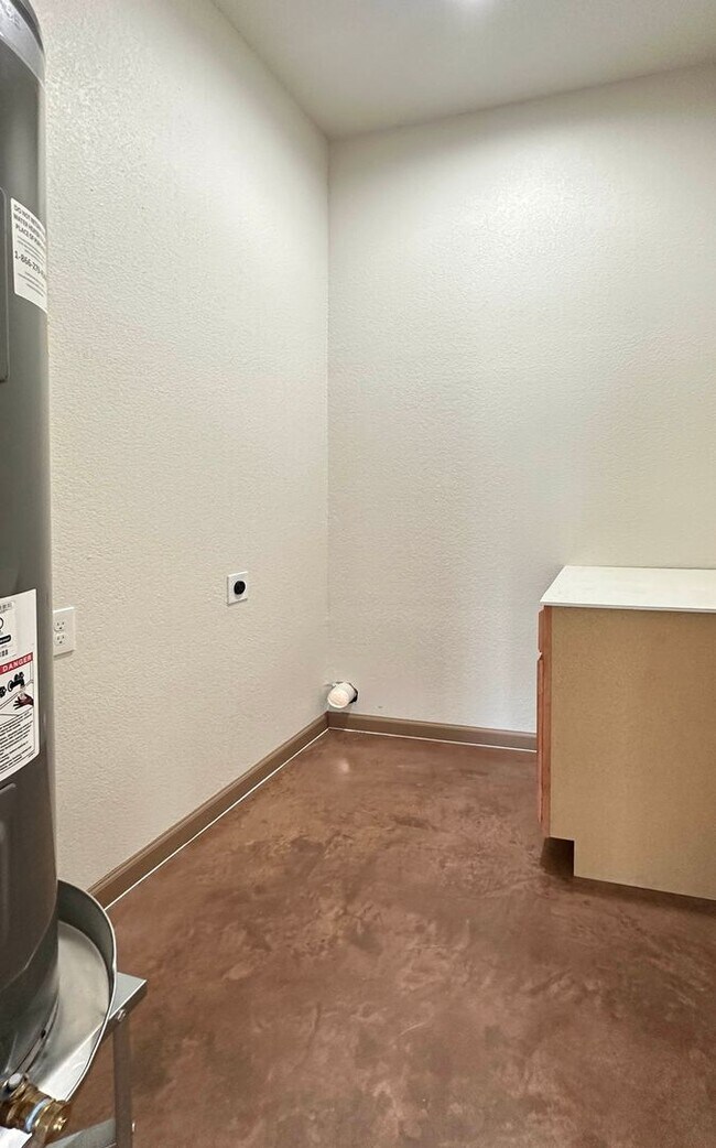 Building Photo - Gorgeous 1/1 Home Available for Immediate Move In!