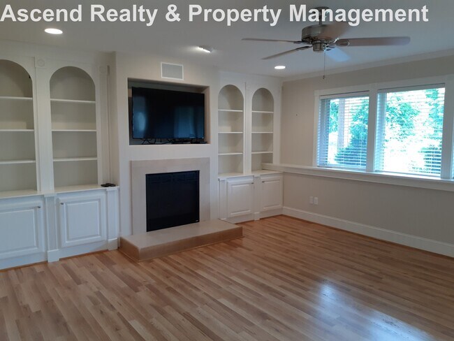 Building Photo - Unique Opportunity to Lease 2 Bed Lower Unit in Executive Home Utilities Included Quick Access to...