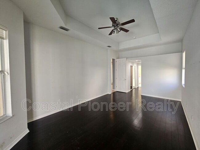 Building Photo - 10441 Greendale Dr