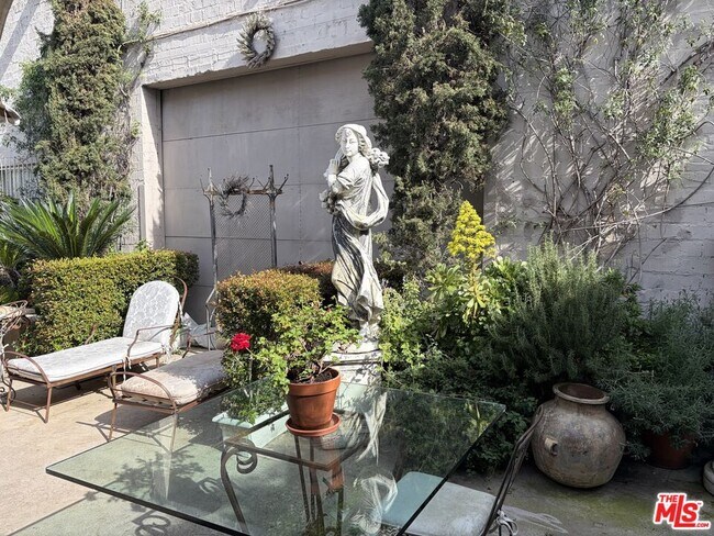 Building Photo - 2252 W Washington Blvd