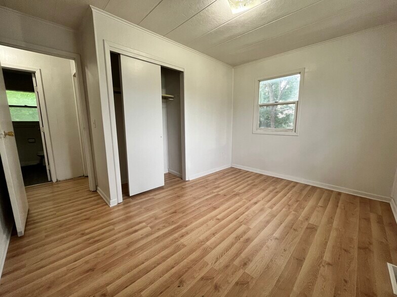 Building Photo - 464 E Hillside Ave