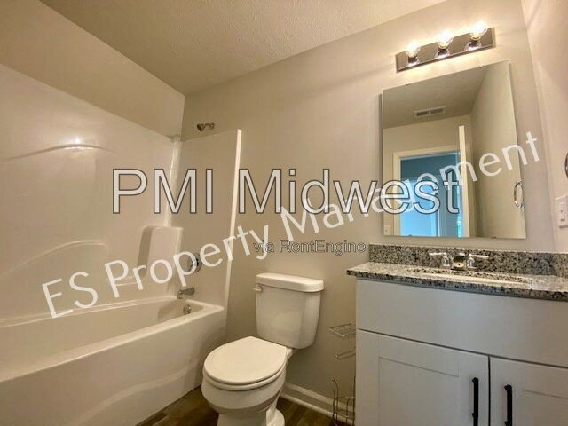Building Photo - 2913 W Kings Cyn Dr