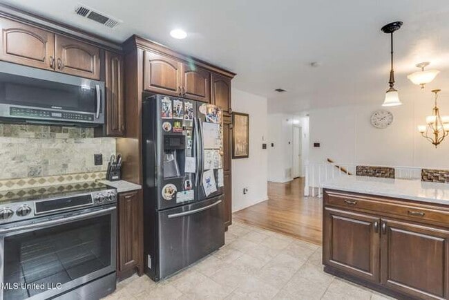 Building Photo - 15305 Northwood Dr