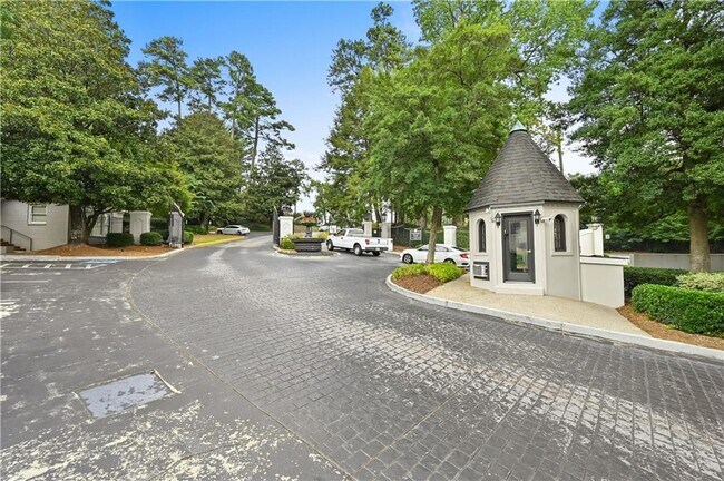 Building Photo - 2201 Pine Heights Dr NE