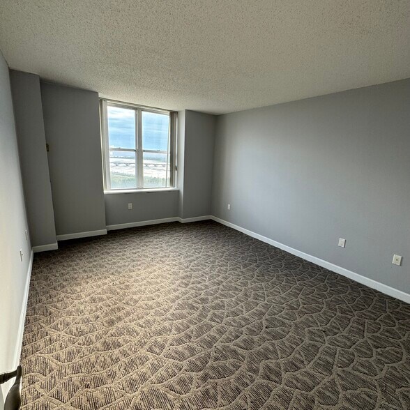 Building Photo - 250 E Harbortown Dr