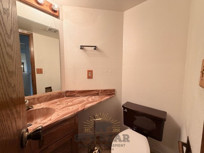 Building Photo - 3 Bedroom, 2.5 bath condo - Central Incline!  Being Painted!