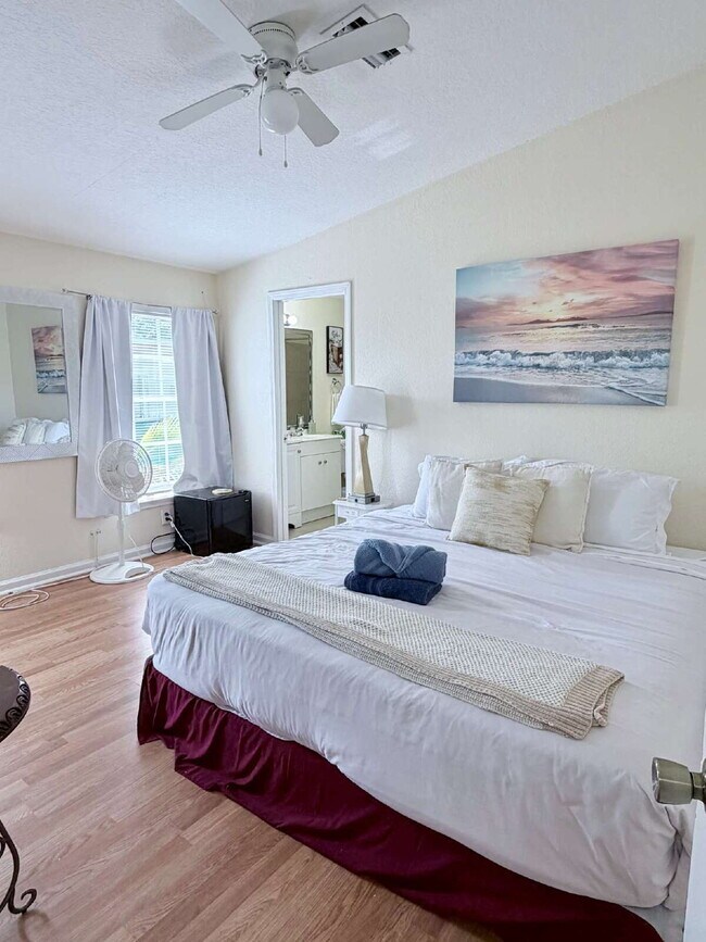 Building Photo - "Charming 4-Bed Oasis with 2 Baths in Prime West Palm Beach Location – 1560 Sq Ft of Comfort!"