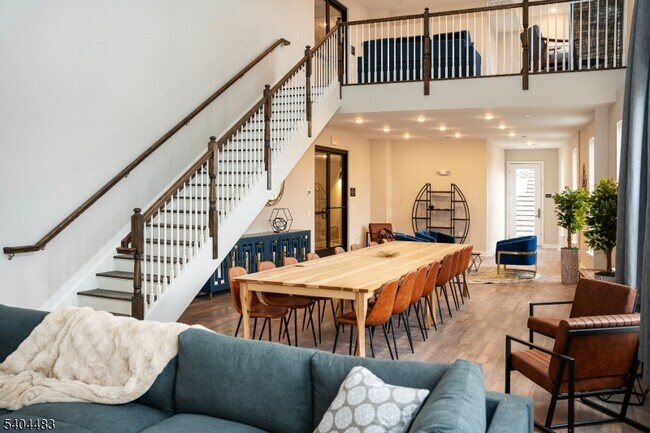 Building Photo - 18 W Main St