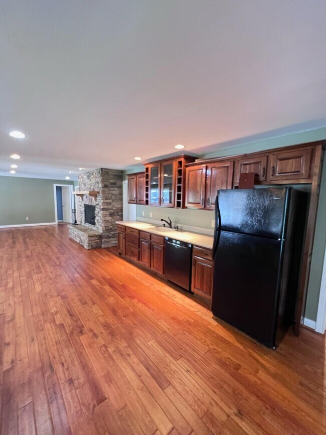 Building Photo - 212 Lakeside Dr