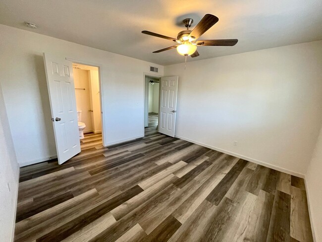 Building Photo - Beautifully Remodeled Large 3 Bedroom 2 Ba...