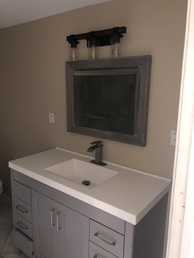 Building Photo - Nice, quiet 3/2 in North Huntingdon