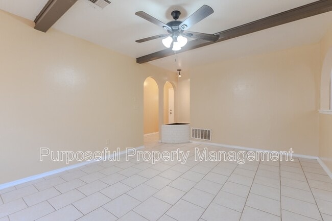 Building Photo - 809 Meadowgreen Dr