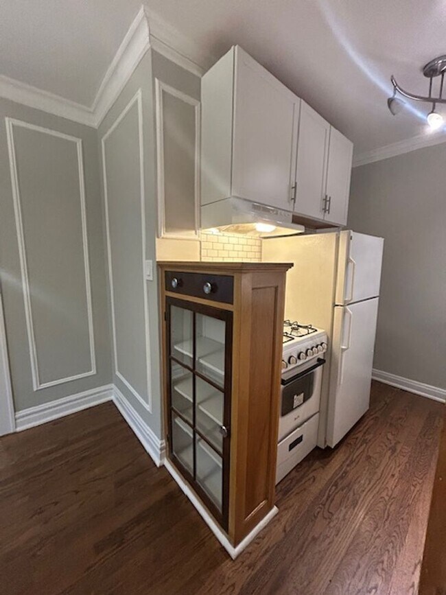 Building Photo - Edgewater Studio with Heat and Cooking Gas...