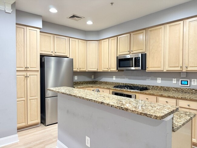 Building Photo - POTOMAC CLUB - TOWNHOUSE CONDO