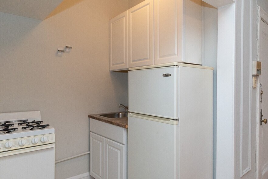 Building Photo - 2831 N Burling St