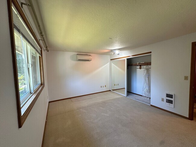 Building Photo - 7460 SW Elmwood St