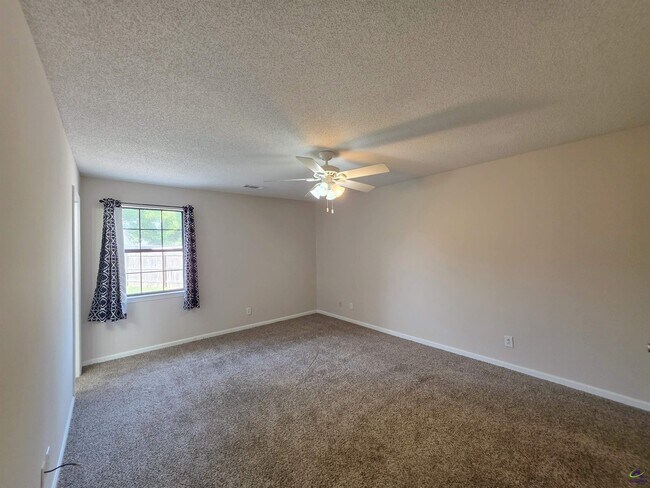 Building Photo - 501 Fieldstone Rd