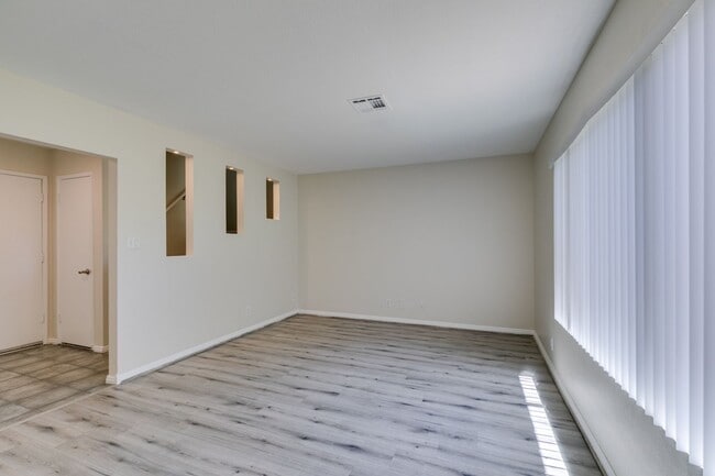 Building Photo - 2 Bedroom Townhome with 2 car attached garage in Henderson
