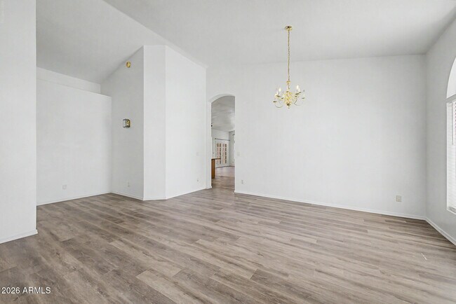 Building Photo - 3103 N Meadow Ln
