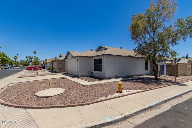 Building Photo - 8827 W Amelia Ave