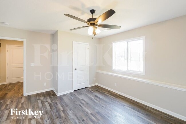 Building Photo - 811 S Sunset Ln