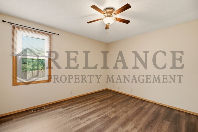 Building Photo - 516 N Lakeside Dr