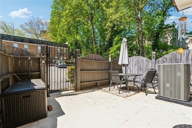 Building Photo - 135 N River Dr