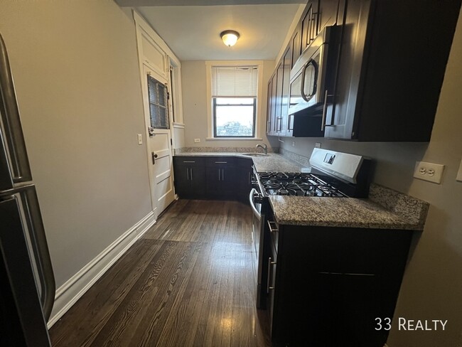 Building Photo - 1 Bed 1 Bath with IN UNIT LAUNDRY in Ander...