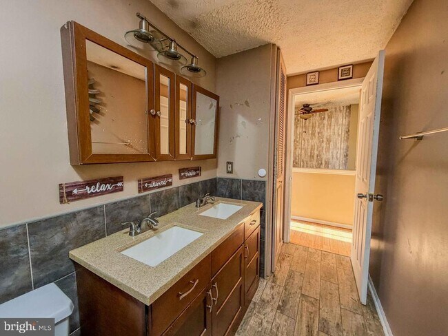 Building Photo - 58 Vanderbilt Ct